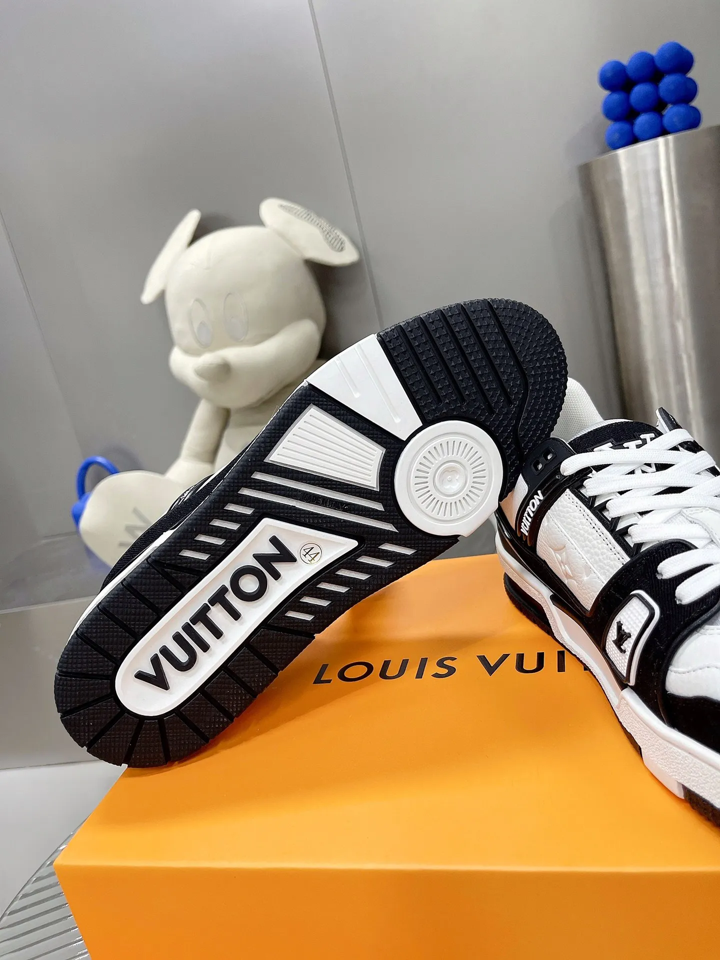👟👟Ex-factory price 840👟👟The highest version on the Internet⚠️Feel free to compare! 2021🔥New model, purchase quality LV~Louis Vuitton by Virgin Abloh’s best-looking sneakers, Donkey Brand strongly recommends new products, official website limited edition retro basketball sneakers! Both high and low tops cost money to purchase 1:1 accurate replicas of the originals. The details are invincible, full of sincerity, imported custom-made original cowhide, the original package method is the same, the details are 100% restored, and the private model customized the original one-piece T👟👟factory price U outsole, which is different from other brands. Without the original version, this effect cannot be achieved! 35-45 (46 is custom-made and non-refundable) Some colors are available in women’s styles